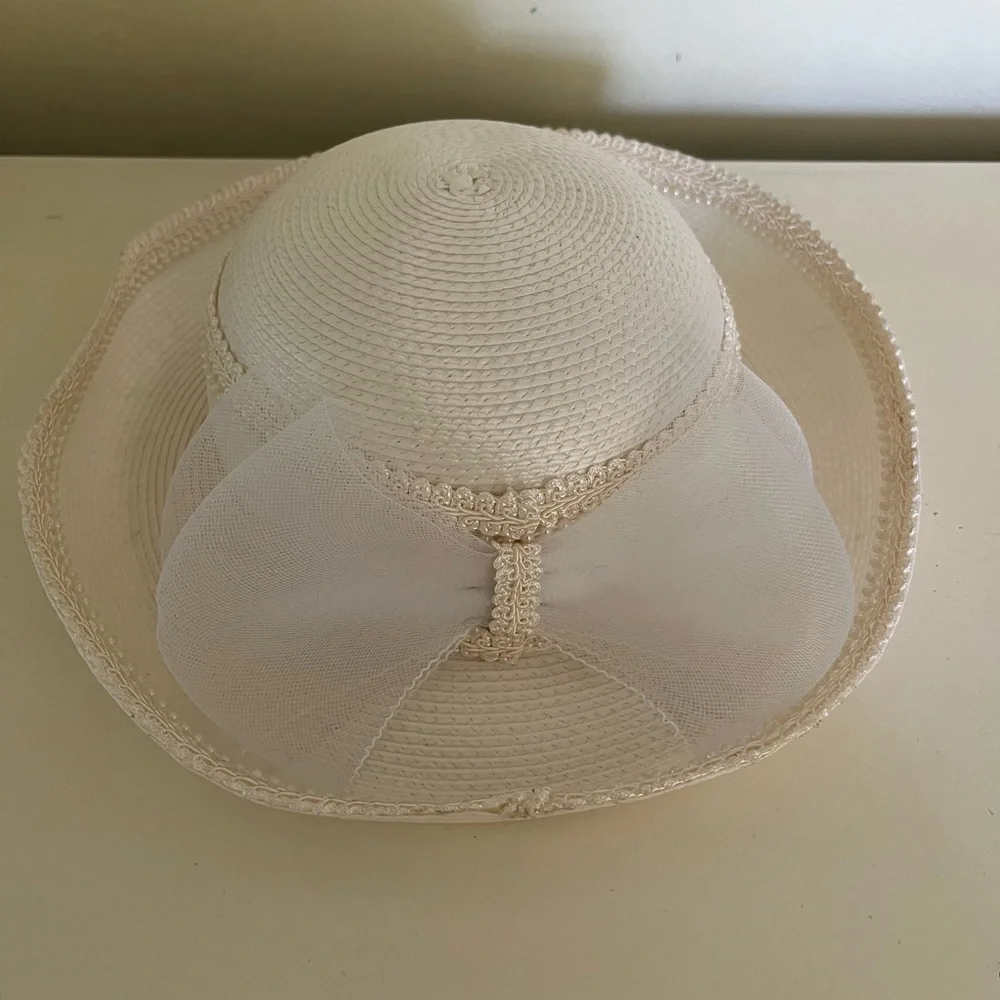 White straw derby hat - Picture 1 of 3